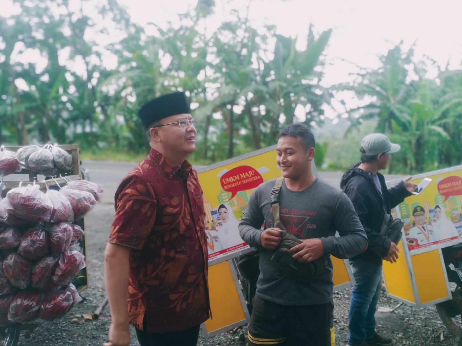 Delapan Pedagang Keliling Terima Bantuan Gerobak Sayur dari Gubernur Rohidin