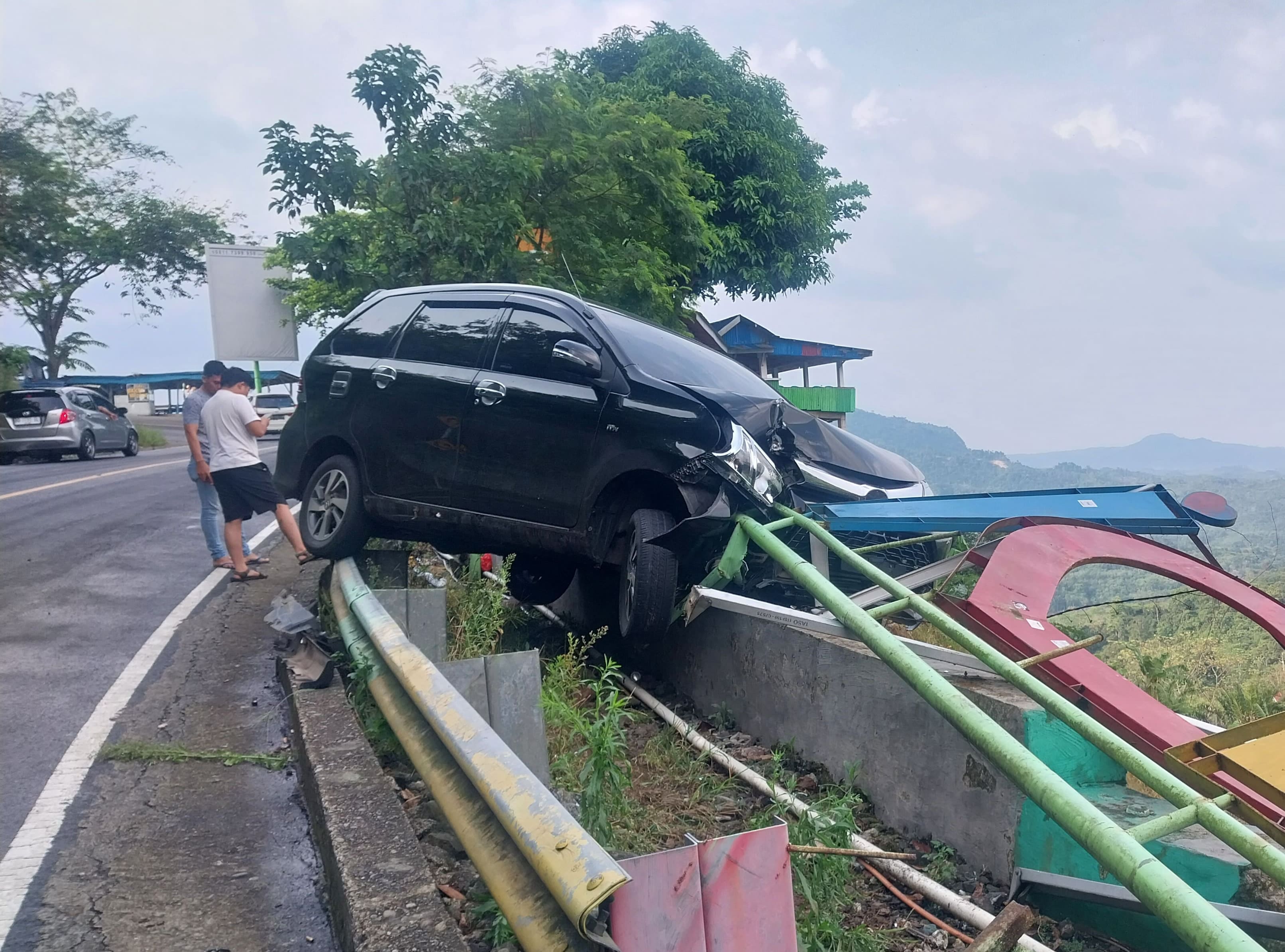 Tabrak Pembatas Jalan, Avanza Hitam Nyaris Masuk Jurang 