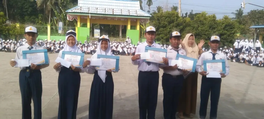 Bikin Bangga! Enam Pelajar SMPN 1 Bengkulu Tengah Berprestasi Terima Piagam Penghargaan