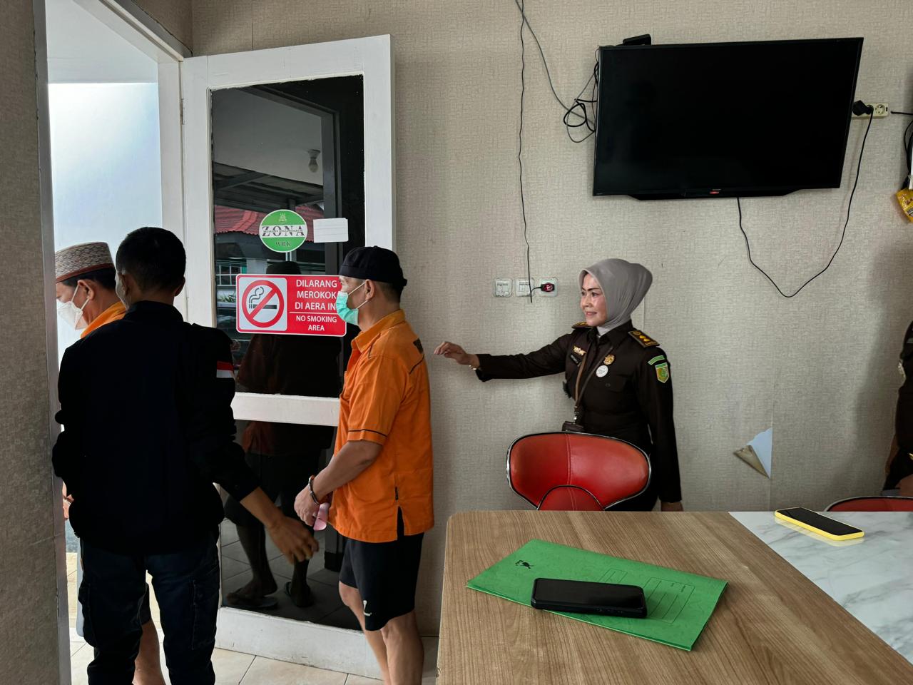 Digelandang Jaksa Masuk Mobil Tahanan, Mantan Kadis Pertanian Bengkulu Tengah Tertunduk Lesu