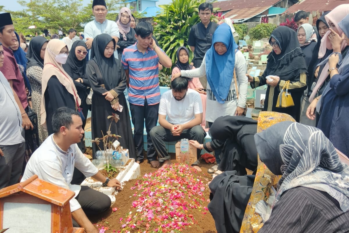 Ratusan Pelayat Antar Jenazah Pimpinan Bank Bengkulu ke Peristirahatan Terakhirnya di 