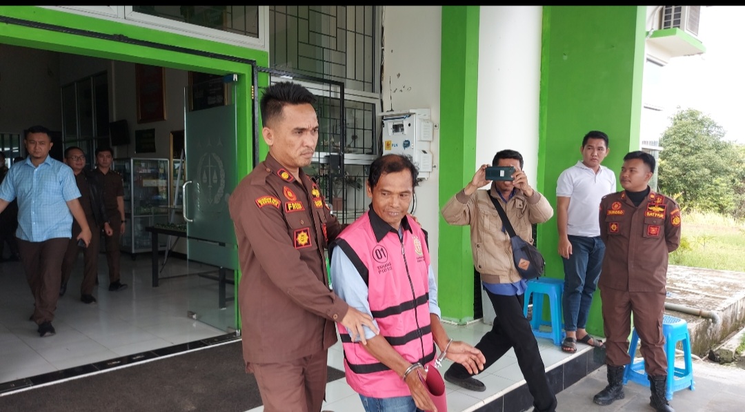 BREAKING NEWS: Kenakan Rompi Pink, Oknum Kades Ditetapkan Tersangka, Uangnya Digandakan dengan Cara