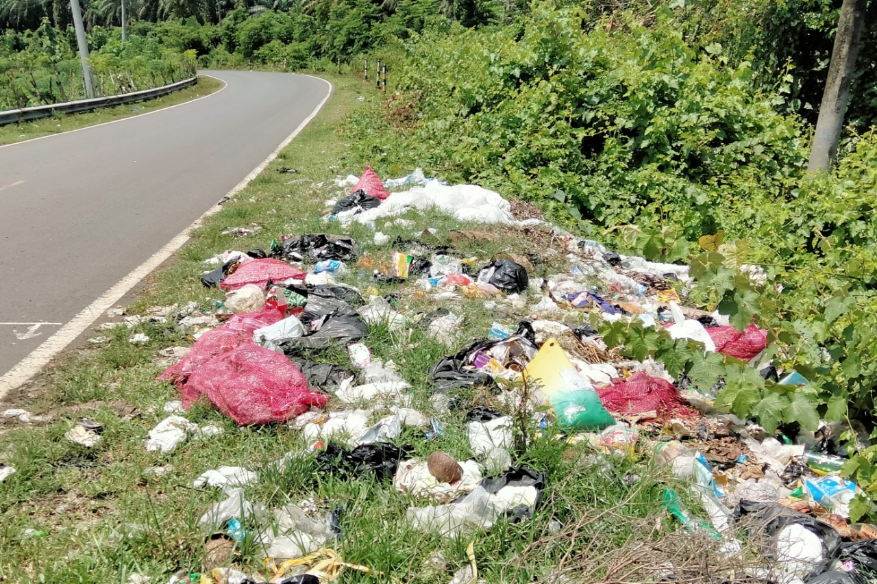 Saban Hari Dilintasi Pejabat dan Dewan, Tepi Jalan di Bengkulu Tengah Ini Jadi Tempat Pembuangan Sampah