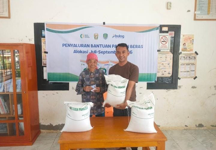 Beras Bapang Juli-September Cair, 41 KPM Desa Semidang Terima Bantuan