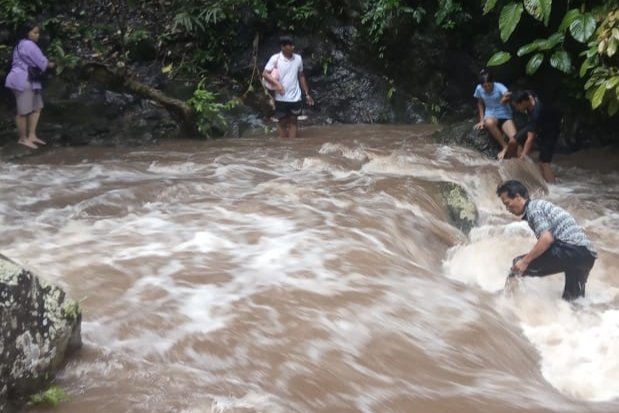 Mencekam! Begini Detik-Detik Evakuasi Pengunjung Wisata Air Sengak Bengkulu Tengah yang Terjebak 