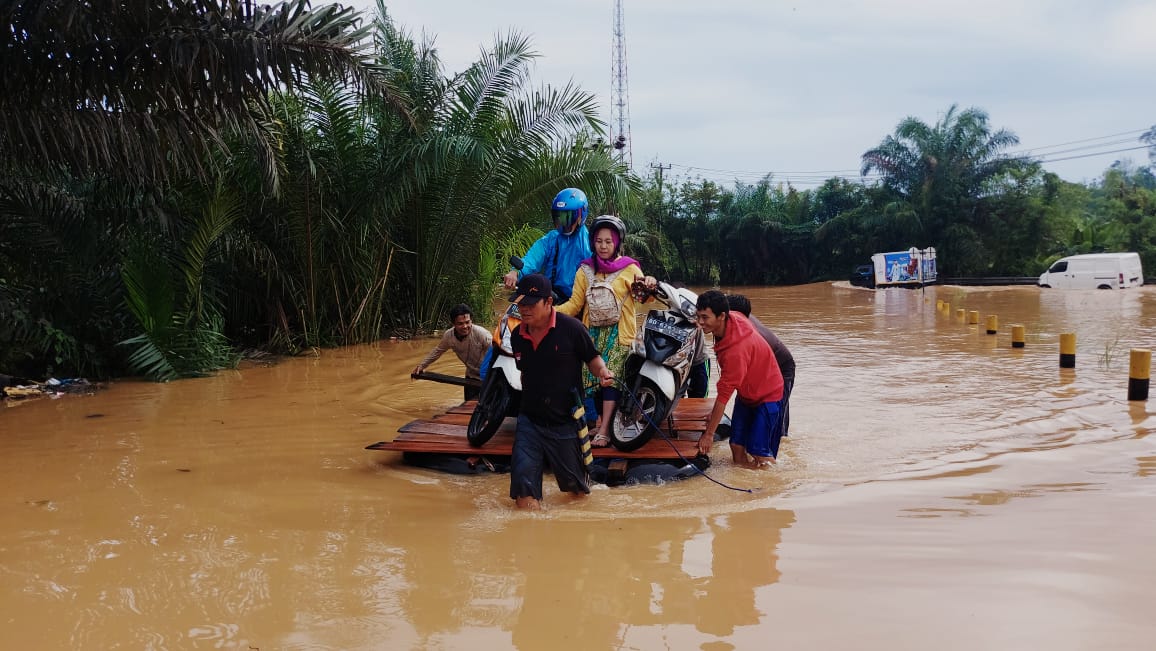 Banjir Datangkan Berkah, Warga Raup Rp.15 Ribu-Rp.20 Ribu per Sepeda Motor