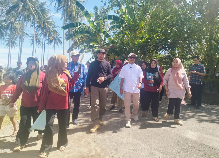 Perempuan Desa Pondok Kelapa Jalan Kaki Bersama DPRD, Suarakan Krisis Abrasi Pesisir