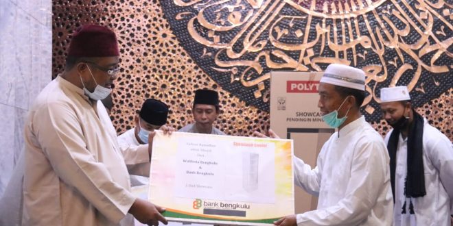 Bank Bengkulu Berikan Mesin Cuci dan Showcase untuk Masjid Agung At Taqwa