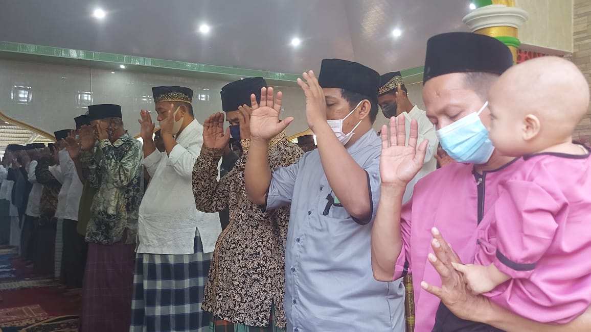 Bupati Urung Tunaikan Salat Id di Desa Harapan