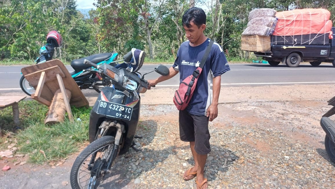 Tukang Pangkas Rambut Keliling Luring