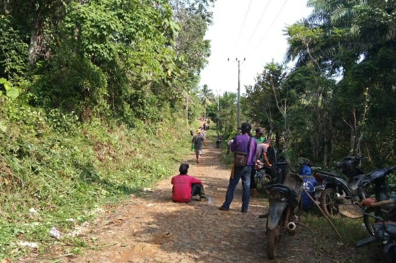 Warga Padang Siring Goro Bersihkan Jalan Desa
