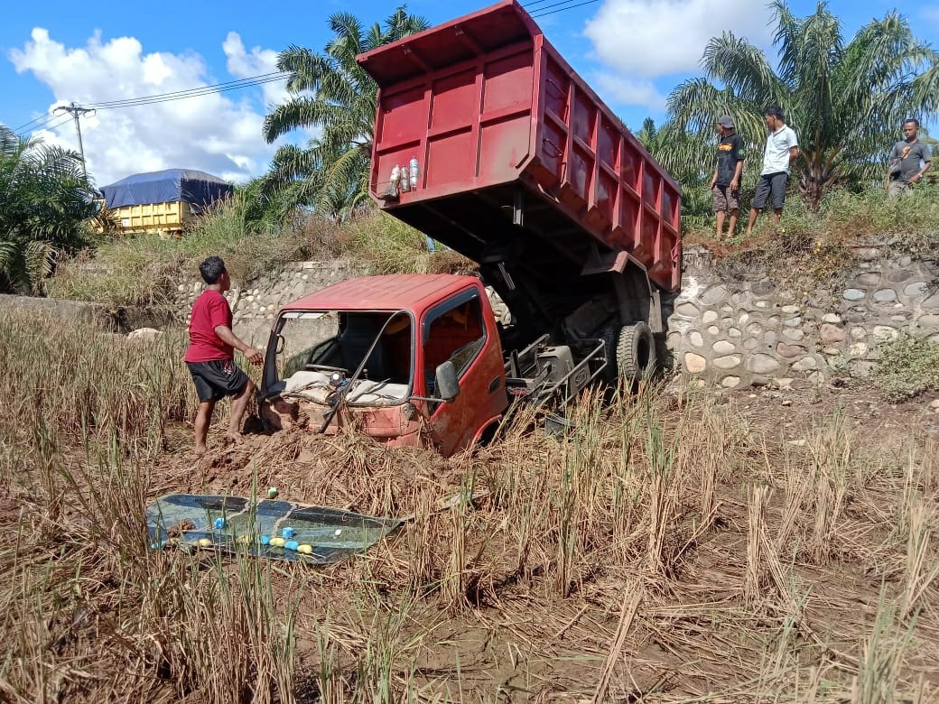 Truk Nyungsep ke Sawah