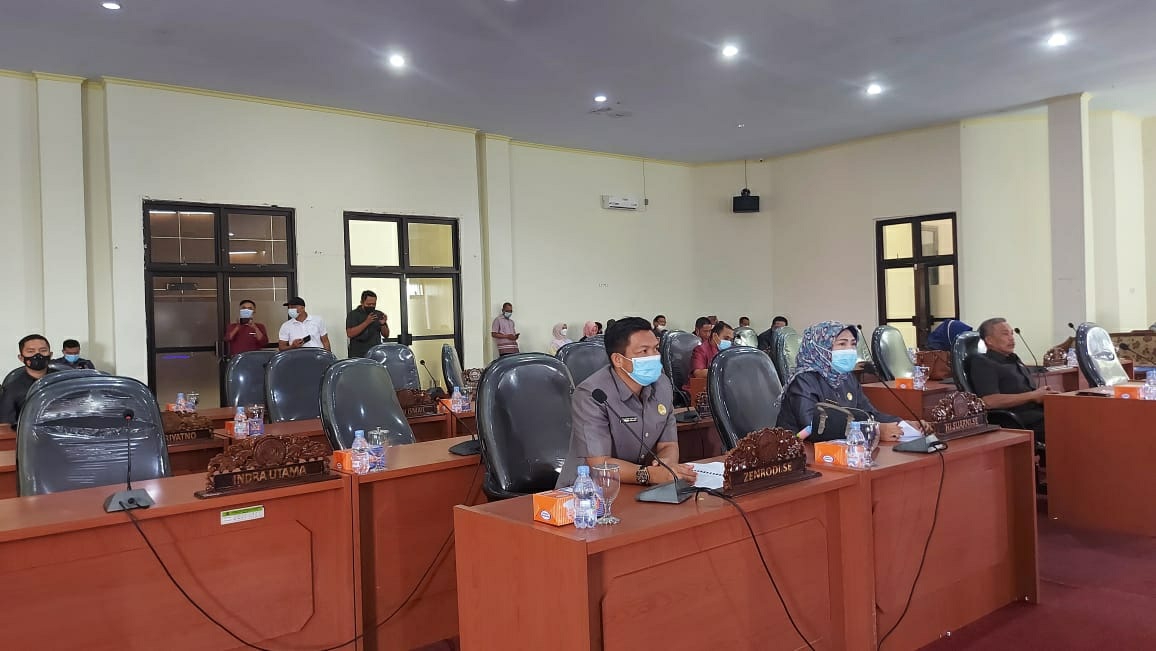 13 Dewan tak Hadir, Paripurna Ditunda