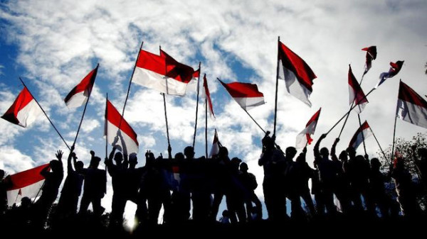 Kibarkan Bendera Merah Putih Sebulan Penuh