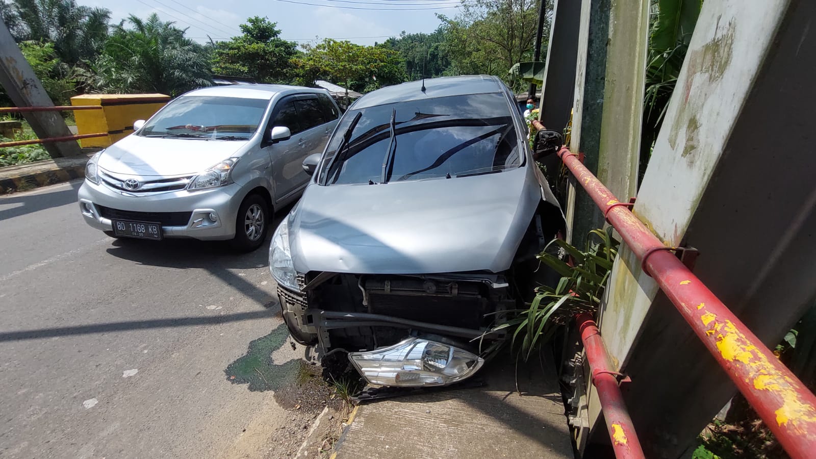 Ertiga Ringsek Tabrak Pembatas Jembatan