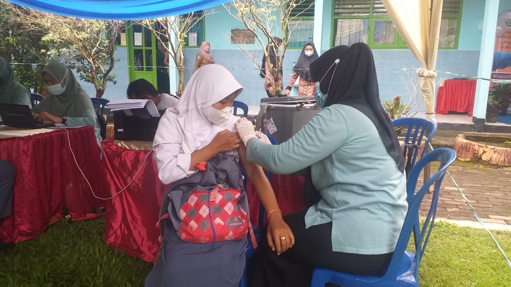 Vaksinasi Remaja di SMAN 3 Tembus 475 Orang