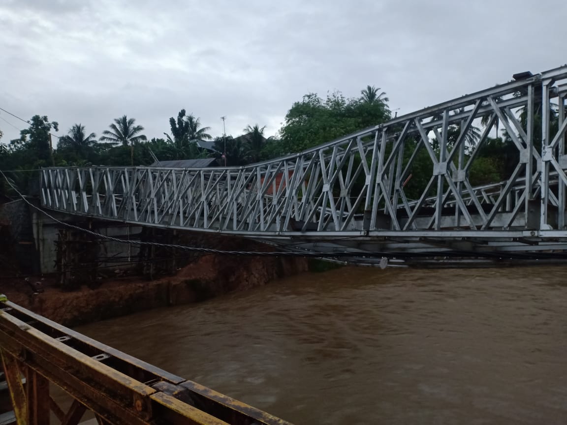 Jembatan Paku Haji Bernilai Miliaran Nyaris Terjun ke Sungai