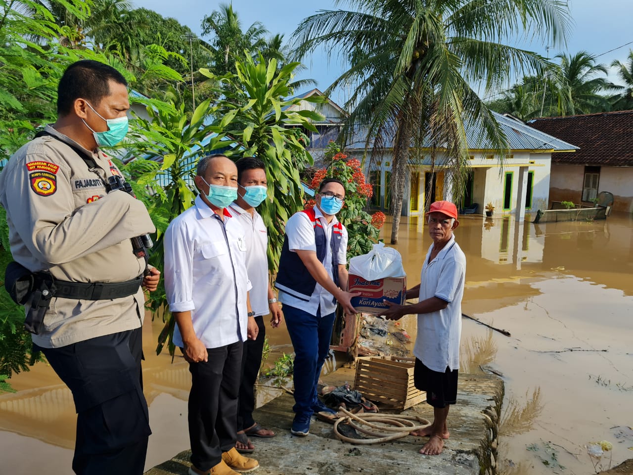 Prihatin terhadap Korban Banjir, PT. HKi Bantu Ratusan Paket Sembako