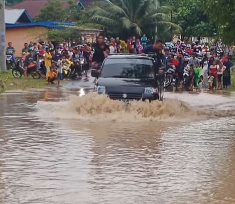 Terendam Luapan Sungai, Jalan Desa Pulau Panggung-Taba Lagan Lumpuh