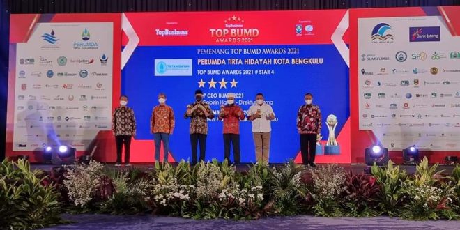 Walikota Helmi Hattrick Penghargaan Top Pembina BUMD