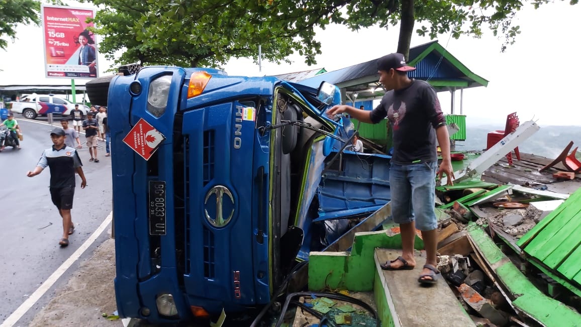 Rem Blong, Truk Tabrak Warung Milik Kades Lalu Terguling