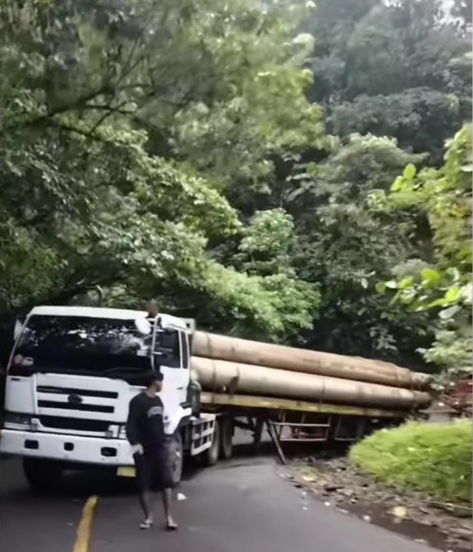 Truk Pengangkut Paku Bumi Terperosok, Macet Panjang di Liku Sembilan