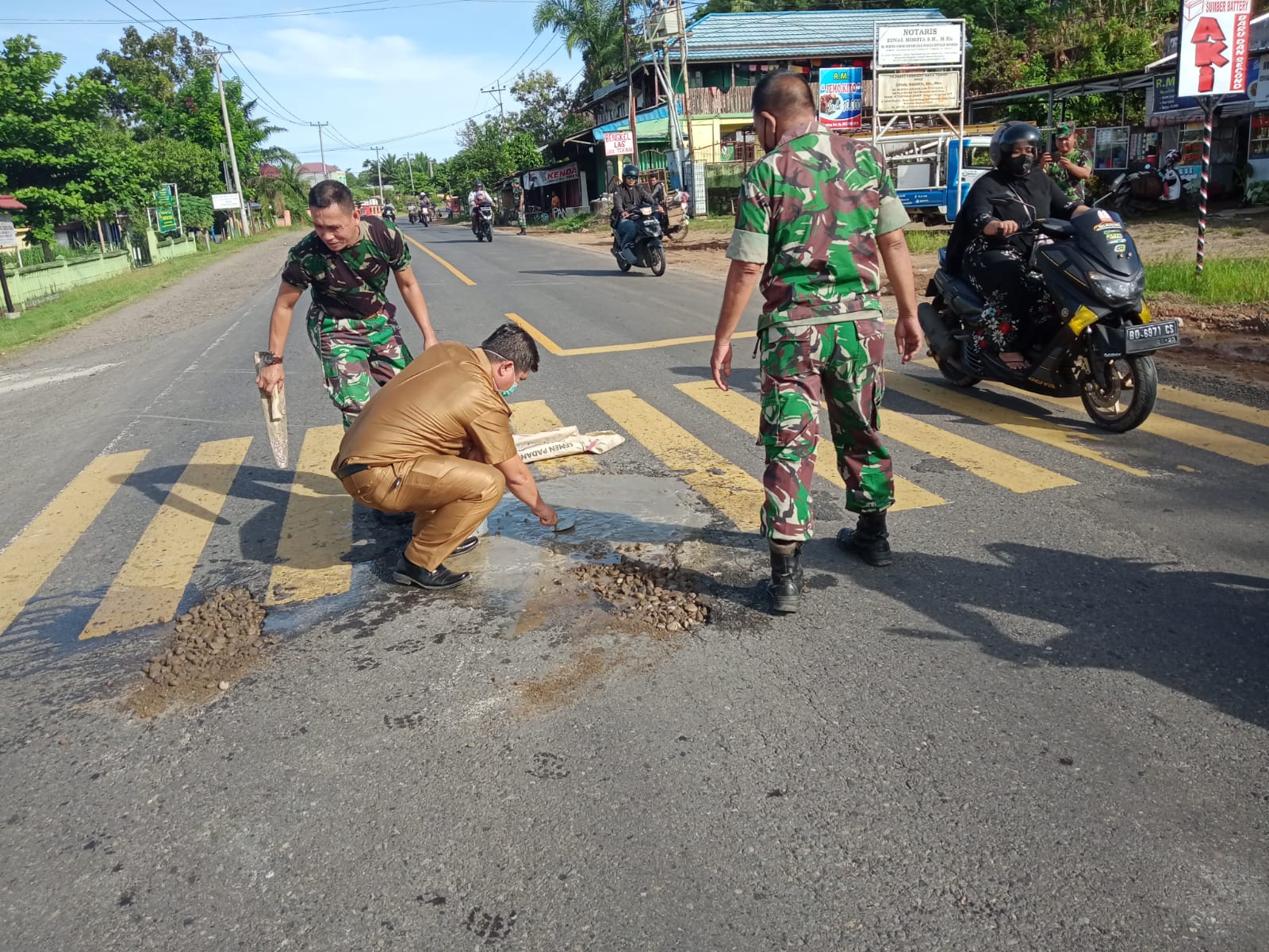 Salut, Kepsek Ini bersama Anggota Koramil Nambal Lobang di Jalan Raya