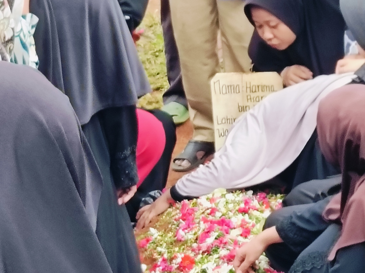 Suasana Haru Iringi Pemakaman Aktivis Ormas Harisna Asari di TPU Kelurahan Bumi Ayu 