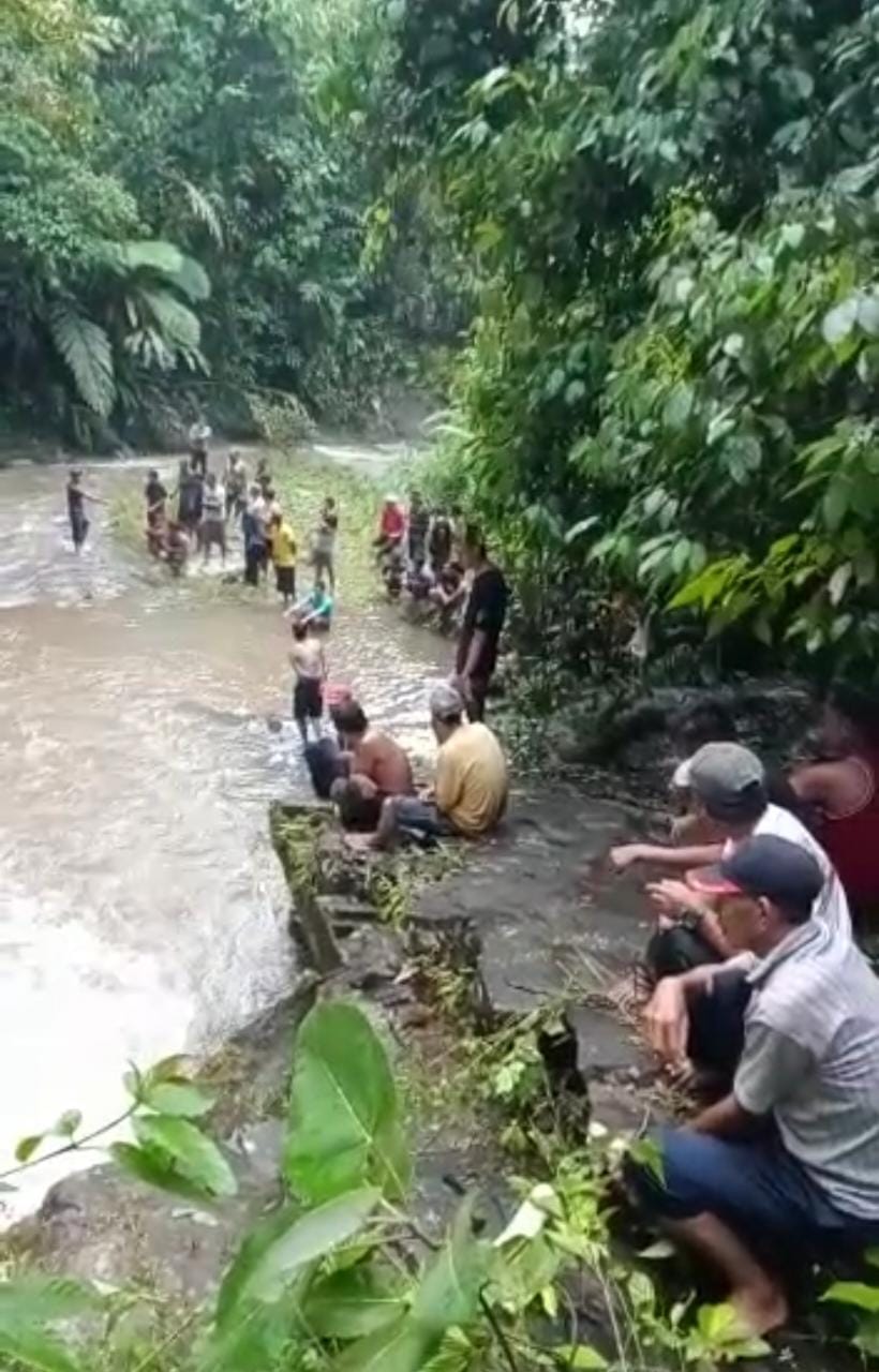 Tergelincir dari Atas Tebing, Warga yang Diduga Hanyut ke Sungai Penembang Itu Adalah Seorang Pelajar