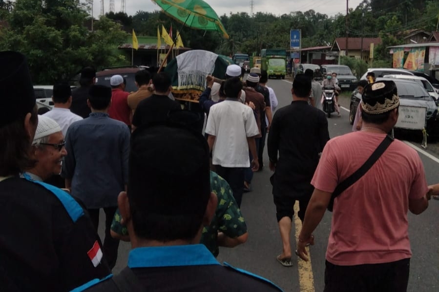 Keharuan Pecah Saat Putra Almarhum Ketua LAZISNU Bengkulu Tengah yang Masih Sekolah Pimpin Sholat Jenazah