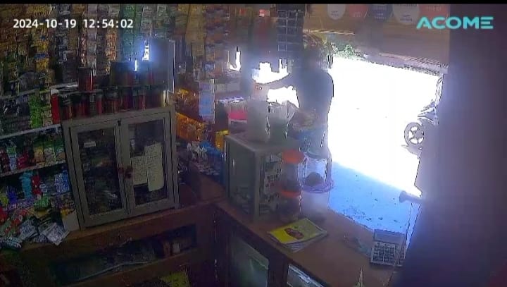 Viral di Medsos! Video Terduga Pencuri Beraksi di Warung Manisan, Gasak Sekarung Beras