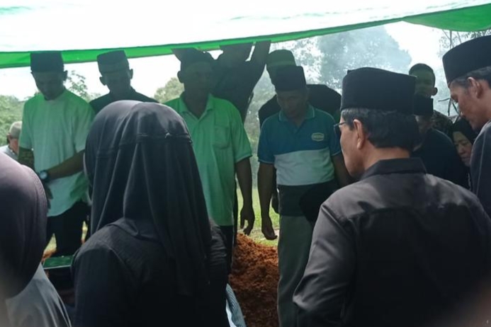 Ferry Ramli Turut Antarkan Jenazah Mantan Wakil Bupati M Sabri ke Peristirahatan Terakhir, Begini Suasananya