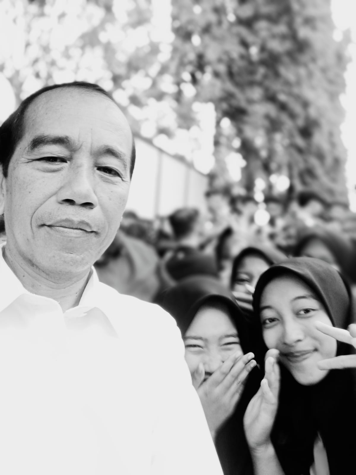 Ini Hasil Jepretan Foto Selfie Presiden Jokowi Bareng Pelajar di Bengkulu Tengah 