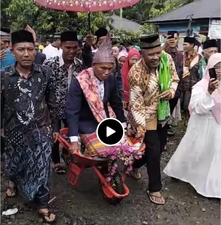 Pengantin Pria di Bengkulu Tengah Mendadak Viral Usai Lakukan Aksi Tumpangi Gerobak Tangan Menuju Rumah Pujaan