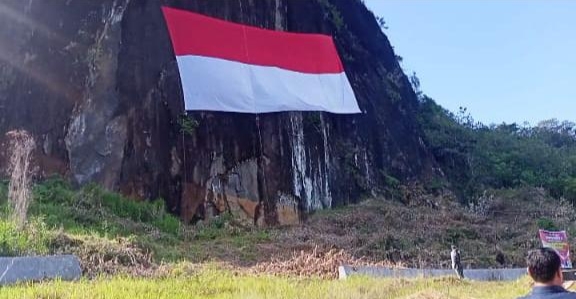 Bendera Merah Putih Berukuran 77 Meter Sukses Berkibar di Bukit Kandis 