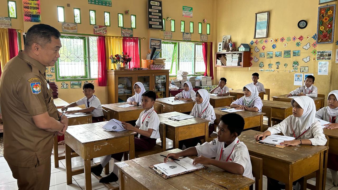 Tinjau Ujian Akhir Sekolah, Bupati Rachmat: Saya Tak Akan Biarkan Anak-Anak Putus Sekolah