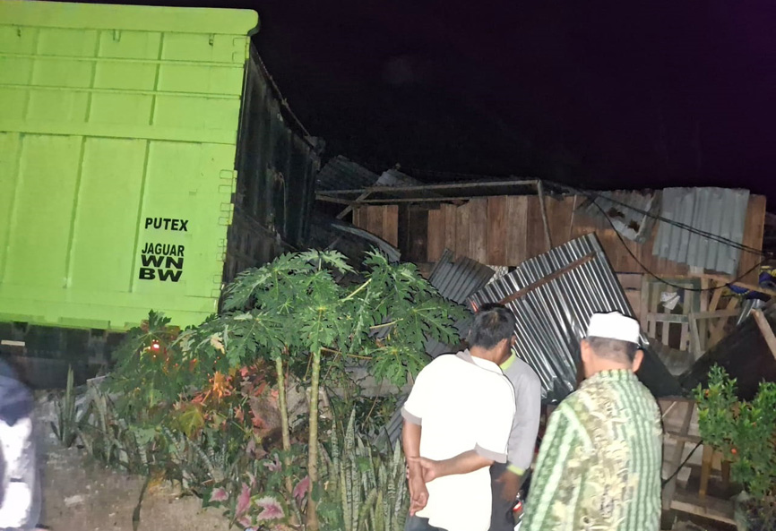 Fuso Timpa Rumah Warga Bengkulu Tengah, Begini Penampakannya