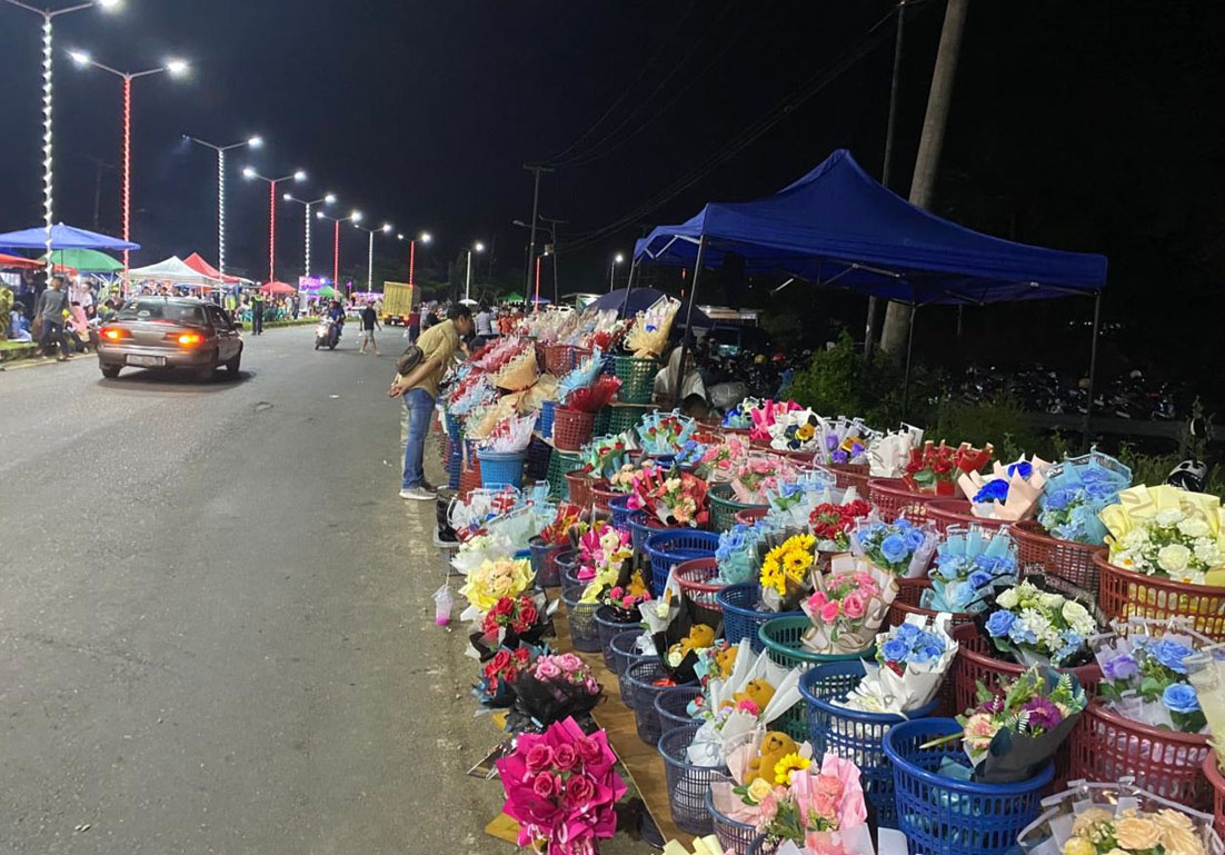 Momen Pelantikan PPPK di Malam Berbinar, Pedagang Buket Bunga Raup Jutaan Rupiah