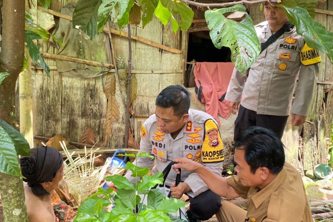 Ini Momen Kunjungan Kapolres Bengkulu Tengah ke Kediaman Janda Lansia Miskin Ekstrem