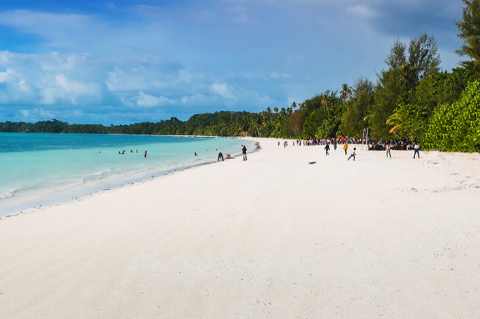 Wow! Pantai dengan Pasir Putih Terhalus di Dunia Hanya ada di Indonesia Loh, Wajib Banget Dikunjungi
