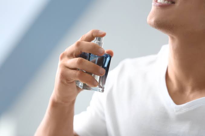 10 Cara Memakai Parfum Agar Wanginya Tahan Lama, Hindari Menggosokkan Parfum pada Kulit