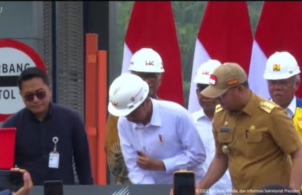 Resmikan Tol Bengkulu, Presiden Jokowi Mengelap Sendiri Prasasti yang Basah