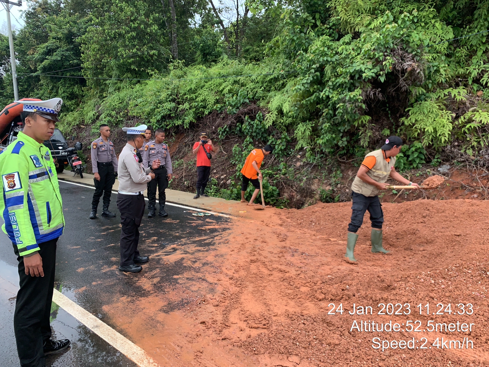 Tanah Liat Membuat Jalan Lintas Licin, Ini Tindakan Polres dan BPBD