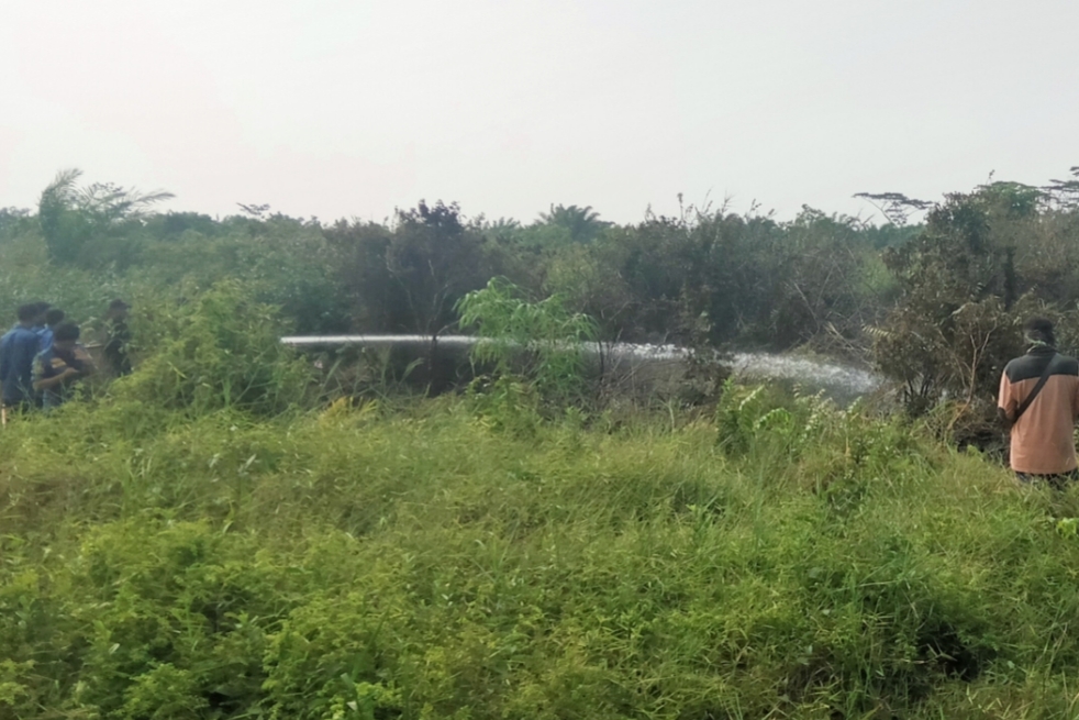 Siang Bolong, Lahan di Blok IV Pekik Nyaring Terbakar, Anggota Polsek bersama Warga Lakukan Pemadaman