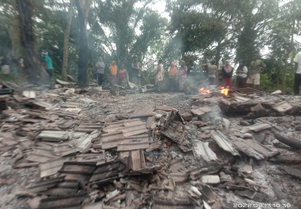 BREAKING NEWS: Diduga Korsleting Listrik, Rumah Warga Srikuncoro Ludes Terbakar