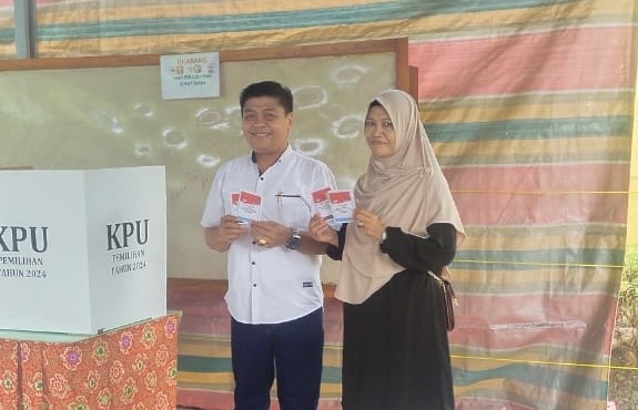 Sri Budiman dan Istri Nyoblos di TPS 1 Desa Pasar Pedati, Harapkan Pilkada Berjalan Jujur dan Adil