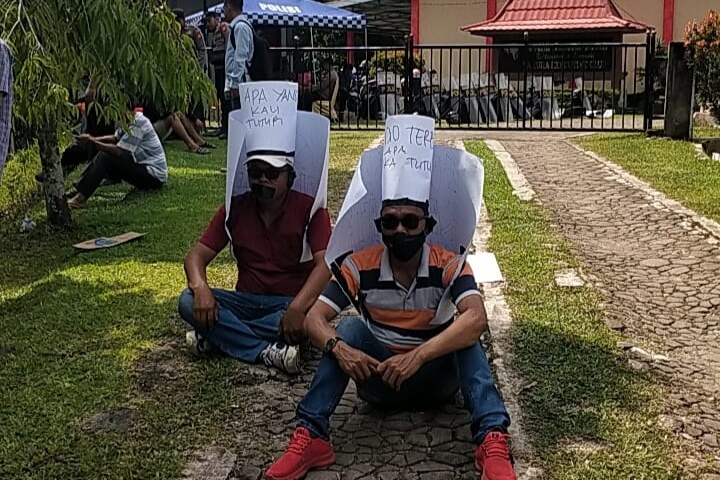 Aksi Unik 2 Aktivis Ormas Bentuk Protes ke KPU Bengkulu Tengah: Pemilu Luber Jurdil, Cayo Dak Yo! 
