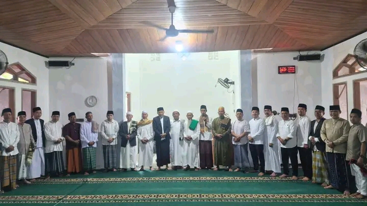 Salat Idul Adha di Pekik Nyaring, Bupati Rachmat Serahkan Sapi Kurban dan CSR Bantu Masjid