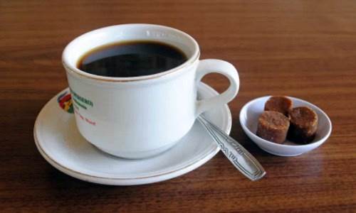 Gula Aren atau Gula Putih? Mana yang Lebih Sehat untuk Campuran Kopi?