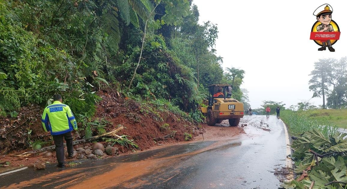 Sebagian Ruas Jalan Lintas Benteng-Kepahiang Tertutup Longsor, Satu Unit Truk Terperosok